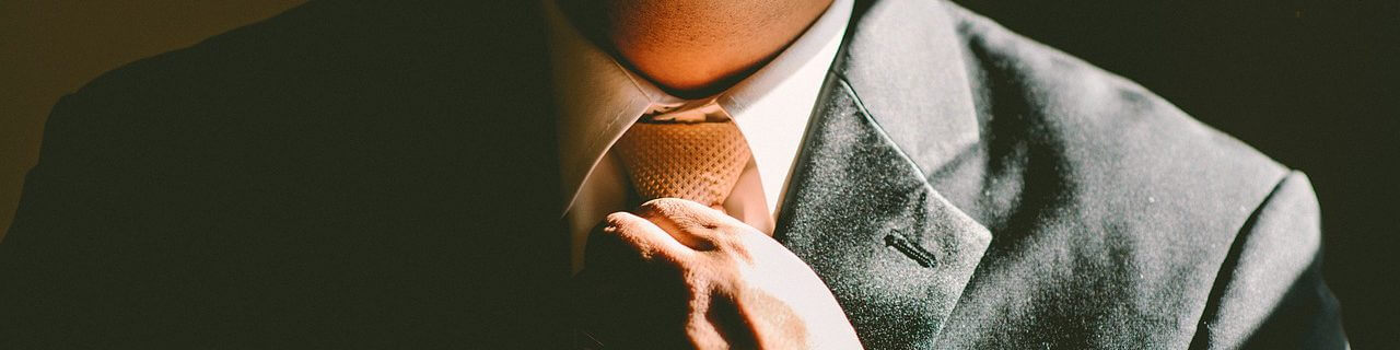 Geschenkeblog für Männer. Hand an Krawatte.