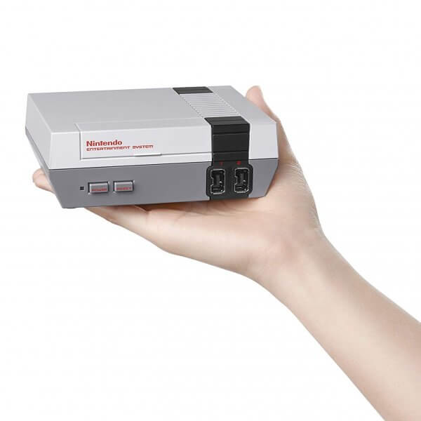 Die 4 besten Mini-Retro-Konsolen – 110% Liebe! www.was-maenner-wollen.de NES Nintendo Entertainment System Mini kaufen, Männergeschenk kaufen, Männerspielzeug kaufen, Männerspielzeug Definition