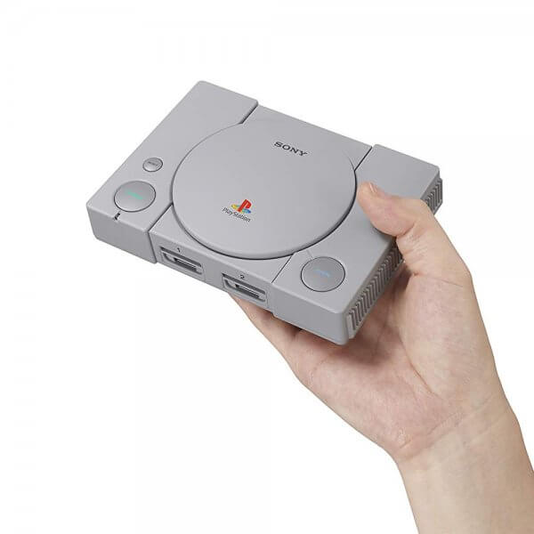 Die 4 besten Mini-Retro-Konsolen – 110% Liebe! www.was-maenner-wollen.de PS PS1 PSone Playstation Classic vorbestellen Playstation Classic bestellen Retro Geschenk für Männer kaufen neuste Retro Konsole