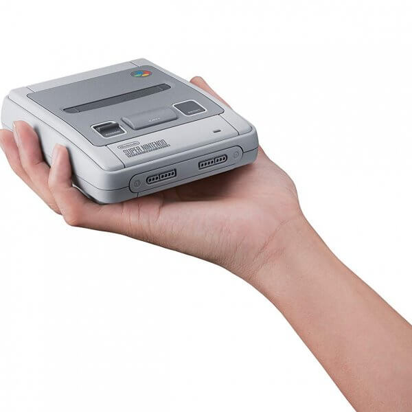 Die 4 besten Mini-Retro-Konsolen – 110% Liebe! www.was-maenner-wollen.de Super Nintendo Entertainment System SNES Retro Geschenke für Männer Nostalgische Geschenke Nintendo Mini Classic Konsole Console Super Nintendo Retro Männerspielzeug