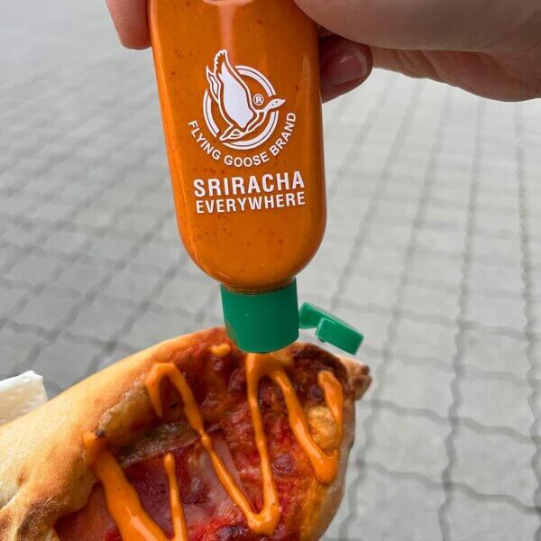 Chili Soße to go - für scharfe Kerle - Sriracha für Unterwegs - Flying Goose Brand Flasche als Anhänger - würziges Männergeschenk
